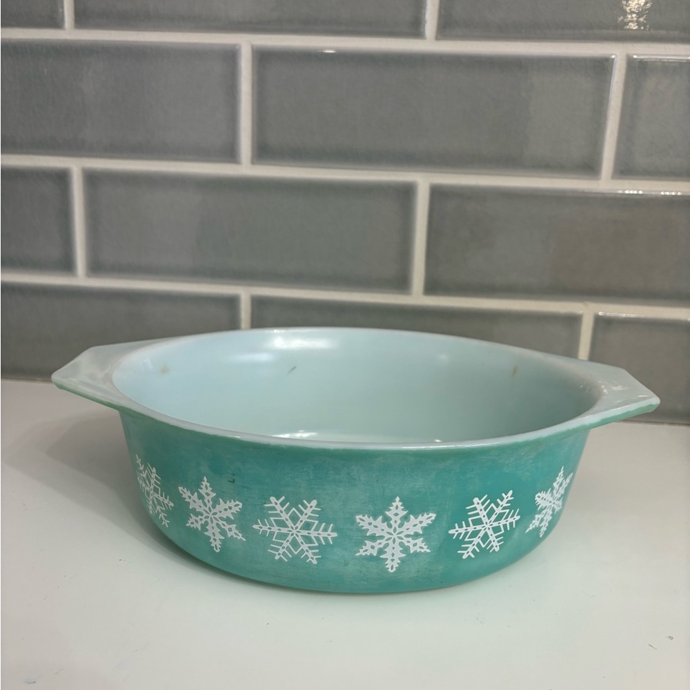 Pyrex Snowflake Handled 2.5 Qt. Blue Oval Casserole Ovenware-used